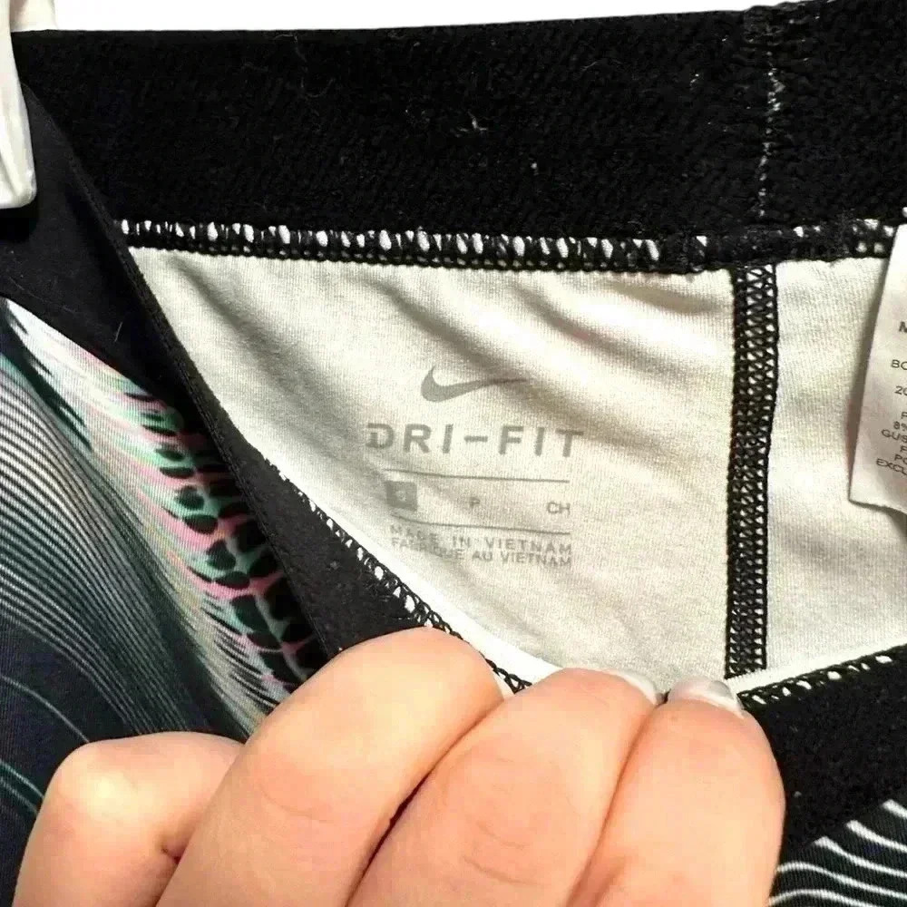 NIKE PRO DRI FIT WHITE BLACK MULTICOLORED CAPRI LEGGINGS - Picture 3 of 3